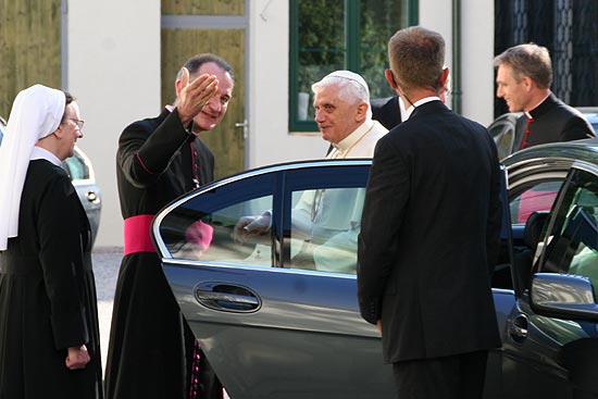 Dies ist DER Moment: Papst Benedikt XVI betritt erstmals M&uuml;nchner Boden als Papst(Foto: CADU)